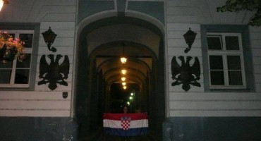 Raširila hrvatsku zastavu ispred Srpske radikalne stranke u srcu Beograda!