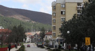 Bileća: Muškarac pucao iz automatske puške na policajce