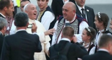 Hercegovci papi Franji zapjevali gangu, on se oduševio