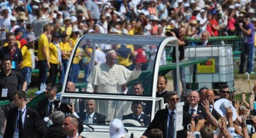 Papa Franjo pozdravio tisuće migranata na misi