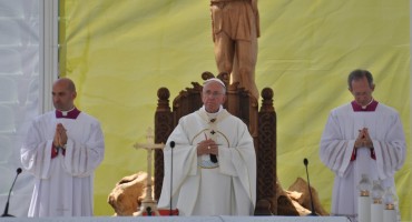Papa mladima: Za sreću ne trebaju junačenje i praćenje mode