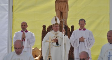 U Rimu pogođenom hladnim valom Papa beskućnicima dijelio vreće za spavanje