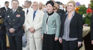 Predsjednica posjetila kineski ratni brod u Splitu, a Mesić 'slučajno' među uzvanicima