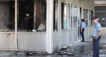 Bacio Molotovljev koktel na Mirovinsko, potpuno izgorio dio zgrade