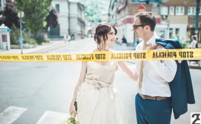 Šarmantno vjenčanje zabilježeno na sarajevskim ulicama za vrijeme Papinog posjeta 