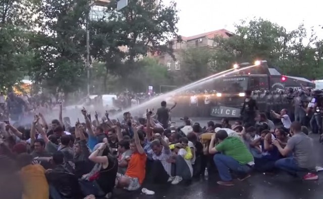 Armenija, sukobi sa policijom