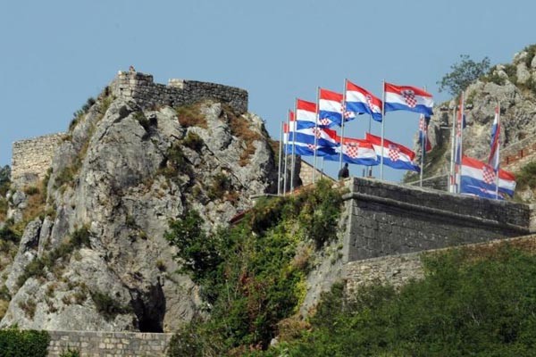 Knin zastave
