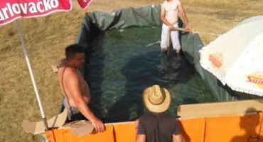 Mladići iz Tomislavgrada od traktorske prikolice napravili bazen