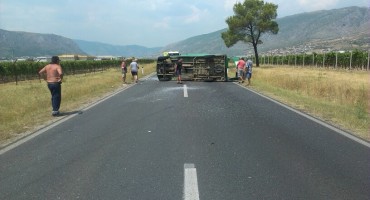 Mostar: Prevrtnuo se kombi i stvorio velike kolone u prometu