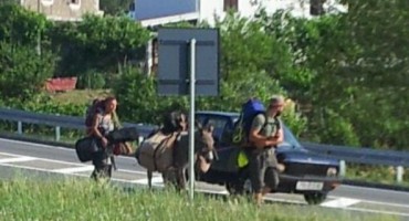 S 'kenjcem' i 'ćukom',supružnici pješke po Europi