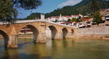 Konobar u Konjicu punom tacnom posuđa gađao turistkinju