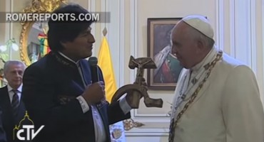 Papa Franjo šokiran poklonom u Boliviji