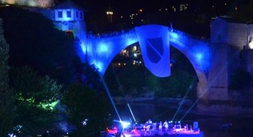 Provokacije za vrijeme koncerta Colonije: Zastava Armije BiH na Starom mostu