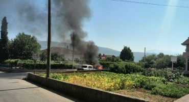 Široki Brijeg: Vozač u posljednji trenutak napustio gorući automobil