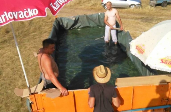 Mladići iz Tomislavgrada od traktorske prikolice napravili bazen