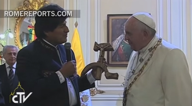 Papa Franjo šokiran poklonom u Boliviji