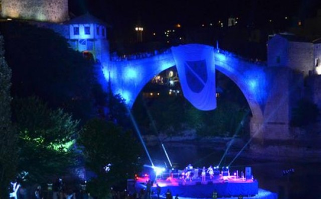 Provokacije za vrijeme koncerta Colonije: Zastava Armije BiH na Starom mostu