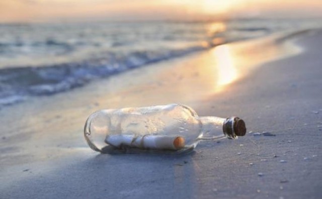 Čisteći plažu naišla na ljubavnu poruku u boci: Bilo je magično