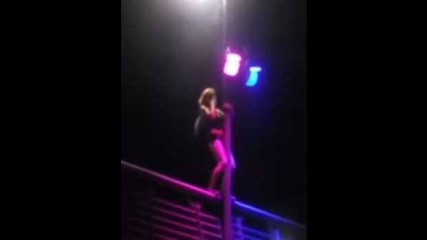 Erotični ples nepoznate djevojke na gradskom mostu!