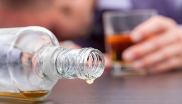 Zabranili joj unošenje alkohola u avion, pa je popila cijelu bocu na ulazu