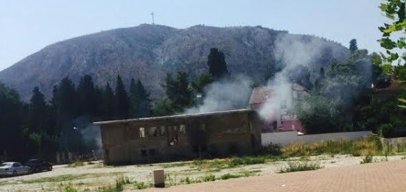 Gorjela stara ruševna kuća na šetalištu u središtu Mostara