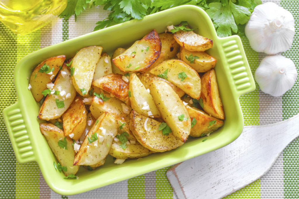 Zapečeni krumpir sa sirom: Recept za najslasnije jelo bez trunke mesa