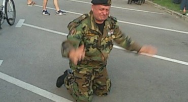 Hrvatski vojnik pao na koljena i rasplakao se