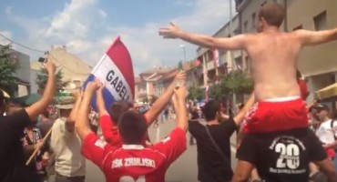 Ludilo u Kninu: Hercegovci nasred ulice zapalili baklju i pjevali Moju Domovinu 