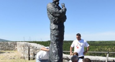 Na kninsku tvrđavu stigao spomenik dr. Franji Tuđmanu