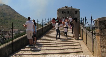 Mladić skočio sa Starog mosta u Neretvu i nije izronio