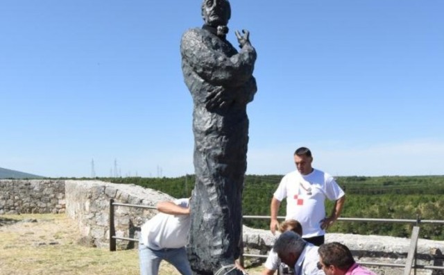 Na kninsku tvrđavu stigao spomenik dr. Franji Tuđmanu
