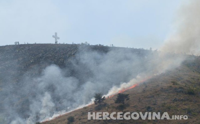 Mostar: Požar na brdu Hum još aktivan, nema opasnosti za pučanstvo i objekte