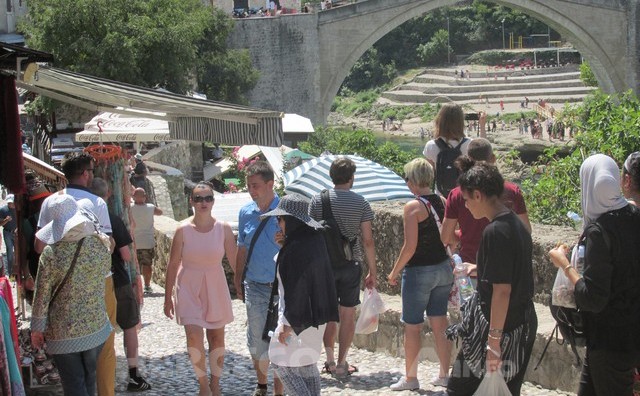 Turisti preplavili Mostar, očekuje se rekordna sezona!