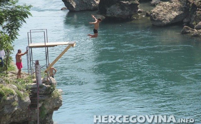 Mostar: Spas od vrućina pronašli skačući u Neretvu
