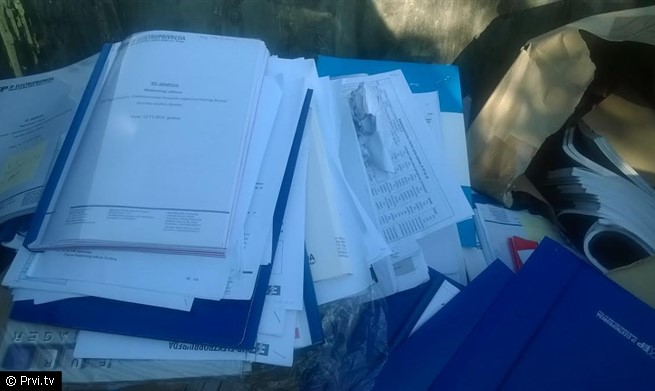 Mostar: Iznose se dokumenti iz zgrade EP HZ HB i bacaju u kontejnere