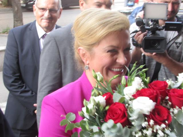 Predsjednica Hrvatske u Mostaru : Buket cvijeća ispred Mepasa, pa susret s biskupom Perićem
