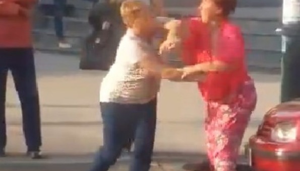 URNEBESNI VIDEO U Sarajevu se potukle dvije žene!