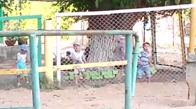 Netko je pustio techno glazbu u blizini dječjeg parka, ono što je uslijedilo je urnebesno