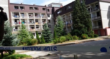 POČINJE KAOS: Imigranti u Zagrebu bacaju namještaj kroz balkone, uzvikuju Sloboda!