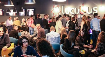 Veliko otvorenje sezone u Lucullusu uz Dva i po' čo'eka!