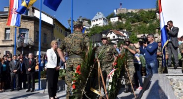 Kolinda Grabar Kitarović, Jajce, HVO, Hrvati, Hrvati u BIH