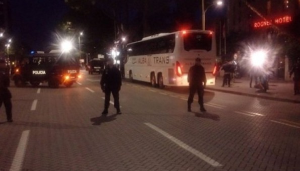 Kamenovan autobus s nogometašima Srbije u Tirani