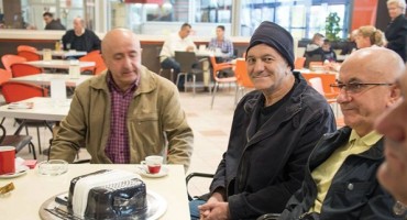 Vitez: Gudelj obišao uposlenike FIS-a, oni mu darovali tortu u obliku harmonike