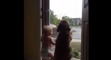 Pas i beba 'poludjeli' od sreće zbog tate