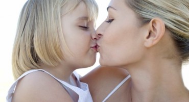 Pročitajte što jedna majka misli o ljubljenju djece u usta