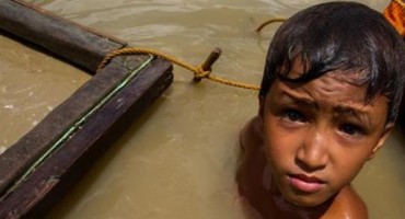 Siromašni dječaci zaranjaju u smrt kako bi vadili zlato