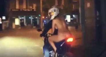 Ruskinja sjela na motor i provozala se gradom samo u tangama