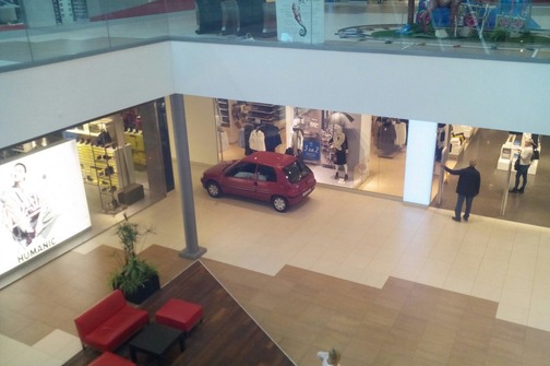 Zadranin parkirao auto  u shoping centru