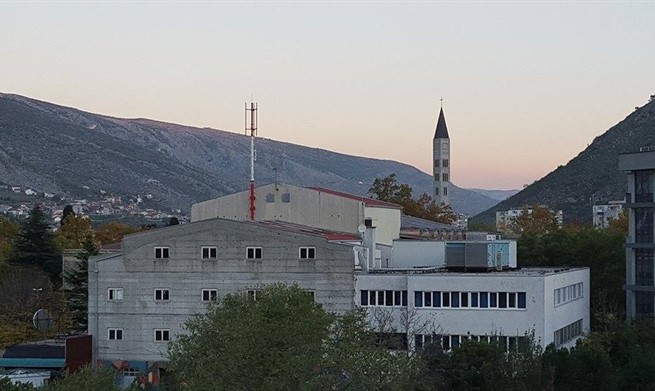 Mostar: Roditelji traže sklanjanje bazne stanice M:Tel-a sa krova Kosače