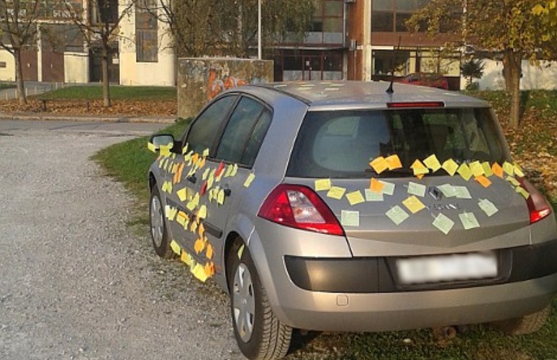 Htjela mu dati do znanja koliko ga voli pa mu auto oblijepila ljubavnim porukama